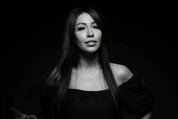 «البلوغر» والمذيعة المصرية داليا فؤاد بقبضة الشرطة (صفحتها في «فيسبوك»)