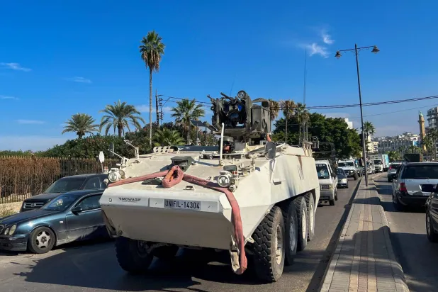 آلية لقوات «اليونيفيل» ضمن قافلة تمر من مدينة صيدا في جنوب لبنان (أ.ف.ب)