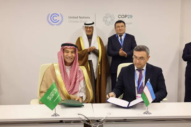 جانب من توقيع الاتفاقية بحضور رئيس أوزبكستان شوكت ميرضيائيف ووزير الطاقة السعودي الأمير عبد العزيز بن سلمان (الشرق الأوسط)