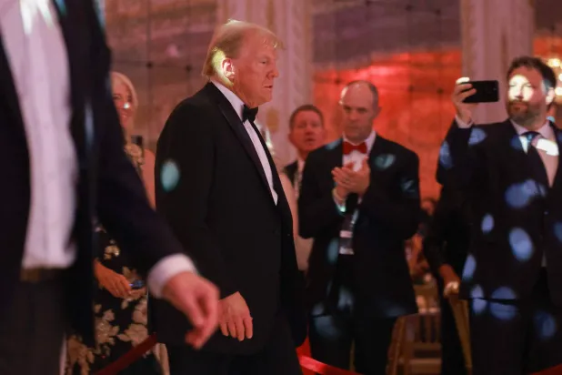 ترمب يصل إلى حفل «أميركا أولاً» في مارالاغو في 14 نوفمبر (أ.ف.ب)