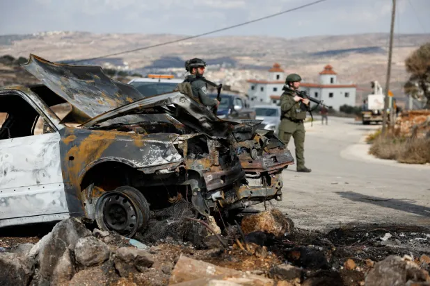 صورة تظهر سيارة متضررة بعد هجوم للمستوطنين الإسرائيليين على بيت فوريك بالضفة الغربية المحتلة السبت (رويترز)