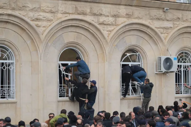 متظاهرون يقتحمون مبنى البرلمان في جمهورية أبخازيا 15 نوفمبر 2024 (إ.ب.أ)