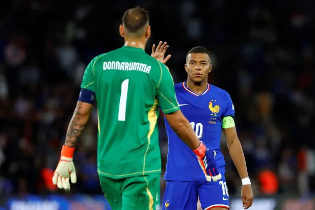 دوناروما حارس إيطاليا لم يكن يتوقع غياب مبابي عن تشكيلة فرنسا (رويترز)