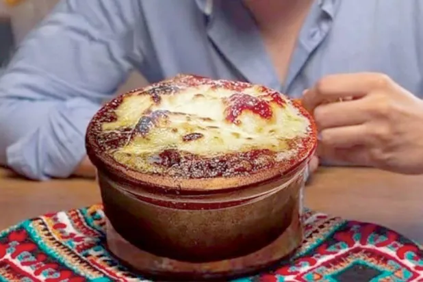 طواجن الفول تعددت أنواعها مع تنوع الإضافات والمكونات غير التقليدية (مطعم سعد الحرامي)