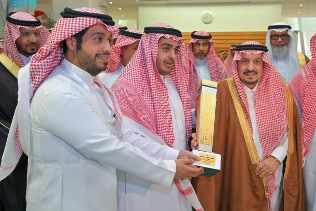 الأمير فيصل بن بندر خلال تتويج اسطبل المنقوش بالكأس (واس)