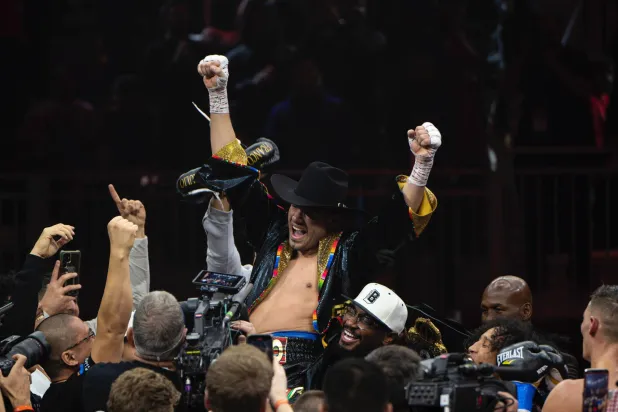 البطل المكسيكي لحظة تتويجة (موسم الرياض)