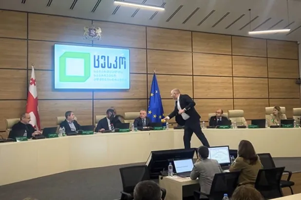 لقطة من فيديو يظهر زعيم الحركة الوطنية المتحدة المعارضة ديفيد كيرتادزي وهو يرش الطلاء على رئيس اللجنة المركزية للانتخابات في جورجيا جيورجي كالانداريشفيلي (أ.ب)