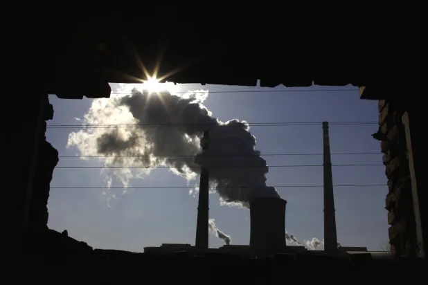 انبعاثات كربونية تخرج من أحد المصانع في الصين (رويترز)