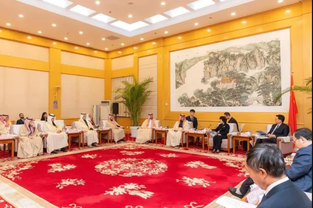 وزير الإعلام سلمان الدوسري التقى رئيسة الإدارة الوطنية للإذاعة والتلفزيون الصينية كاو شومين (واس)