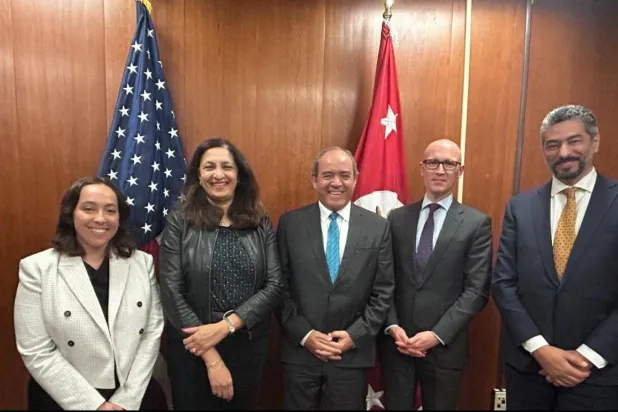 أوزرا زييا (الثانية على اليسار) بجانب السفير الجزائري في واشنطن (السفارة الأميركية في الجزائر)