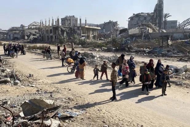 فلسطينيون ينزحون من شمال قطاع غزة وسط تصاعد الهجمات الإسرائيلية (د.ب.أ)