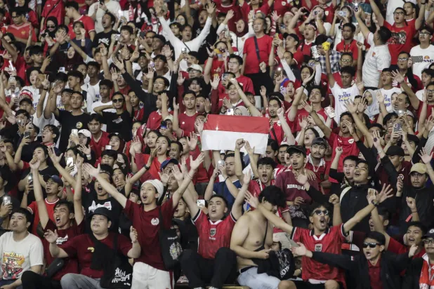 كان أول رئيس لإندونيسيا سوكارنو ينظر إلى كرة القدم بوصفها وسيلة لتعزيز الفخر الوطني والوحدة (إ.ب.أ)