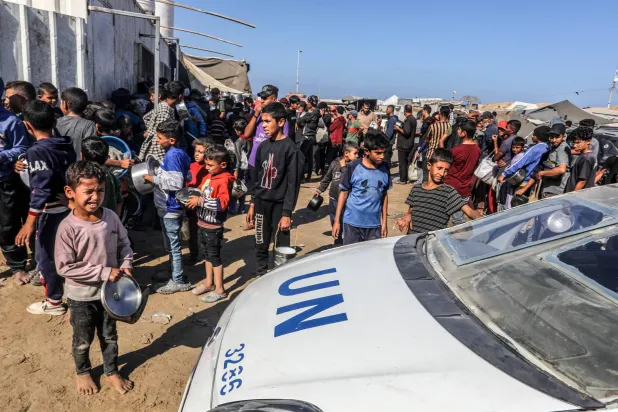 جددت السعودية رفضها القاطع لمواصلة الاحتلال الإسرائيلي استهداف المدنيين والوكالات الإغاثية والإنسانية (د.ب.أ)