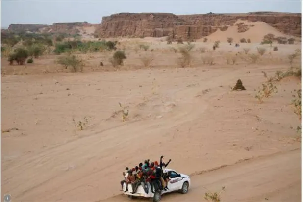 مهاجرون عبر الصحراء الكبرى باتجاه أوروبا عبر ليبيا وتونس (رويترز)