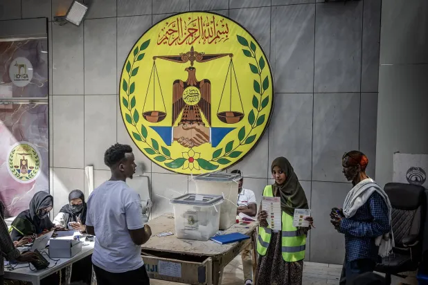 جانب من عملية التصويت بمركز اقتراع خلال الانتخابات الرئاسية بإقليم أرض الصومال لعام 2024 (أ.ف.ب)