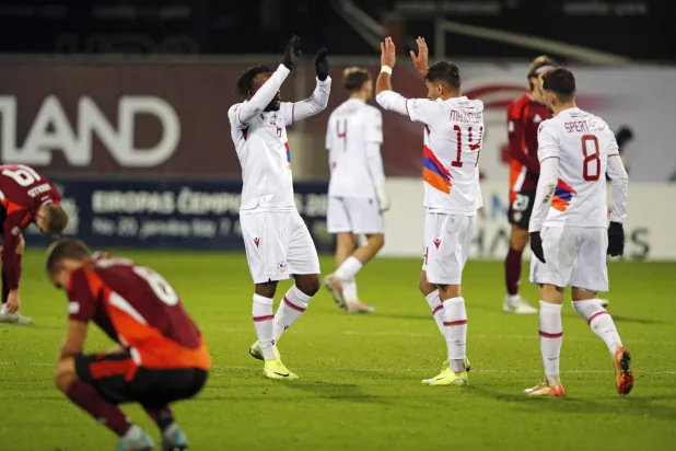 لاعبو أرمينيا يحتفلون بالفوز على لاتفيا والتأهل لملحق دوري الأمم الأوروبية (إ.ب.أ)