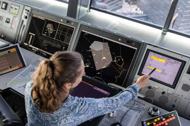 إحدى مراقبات الحركة الجوية لدى شركة «أوسترو كونترول» (صفحة الشركة عبر «فيسبوك»)