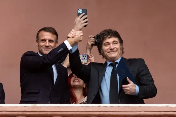 الرئيس الفرنسي إيمانويل ماكرون (يسار) يلتقي في بوينس آيرس نظيره الأرجنتيني خافيير ميلي (د.ب.أ)