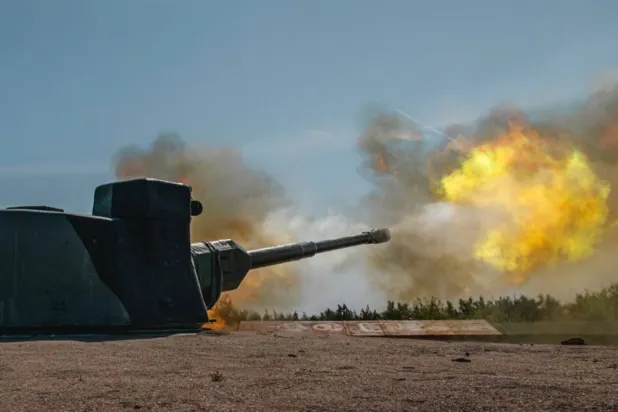 مدفع يتبع الجيش الفنلندي يطلق قذيفة خلال التدريبات (صفحة الجيش الفنلندي عبر فيسبوك)