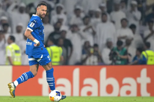نيمار خلال مباراة فريقه الهلال مع العين الإماراتي (أ.ف.ب)