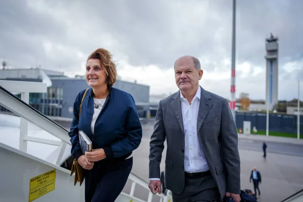 المستشار الألماني أولاف شولتس وزوجته لدى وصولهما إلى البرازيل للمشاركة في «قمة العشرين» الأحد (د.ب.أ)