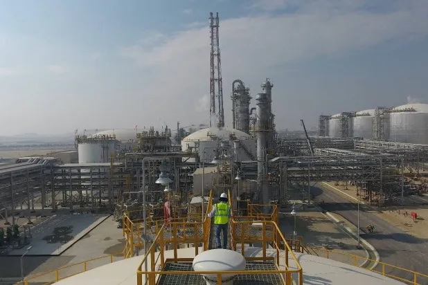 مهندس يعمل في إحدى المنشآت التابعة لـ«معادن» (الشركة)