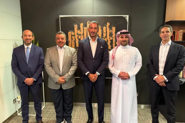 مسؤولو الذراع الاستثمارية لشركة «إي إف جي هيرميس» ومجموعة «جي إف إتش» المالية خلال إطلاق صندوق التعليم السعودي (إكس)