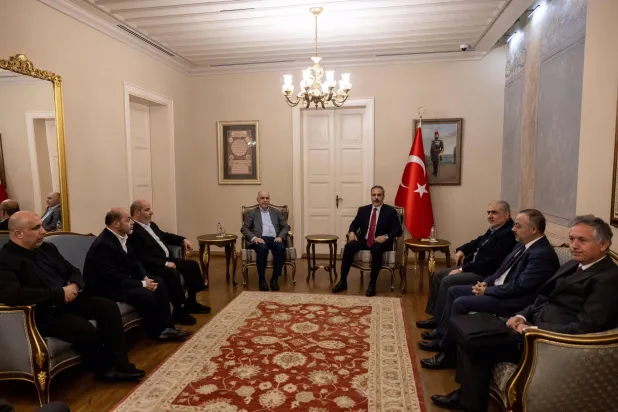 جانب من اجتماع وزير الخارجية التركي هاكان فيدان ووفد المكتب السياسي لحركة «حماس» في أكتوبر الماضي (الخارجية التركية)