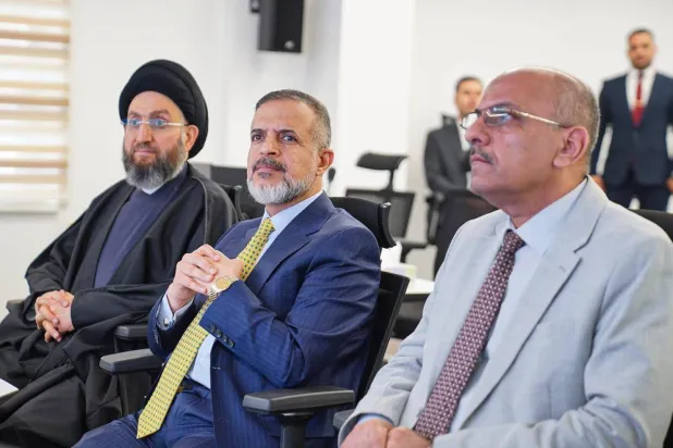 وزير التخطيط محمد تميم (وسط) مع زعيم تيار الحكمة عمار الحكيم خلال الاستعدادات لإجراء التعداد السكاني (موقع الوزارة)