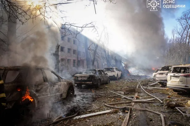 شارع أصيب بقصف روسي في أوديسا الثلاثاء (رويترز)