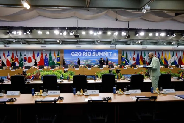 جانب من التحضيرات للجلسة الافتتاحية لقمة «مجموعة العشرين» في ريو دي جانيرو الاثنين (أ.ف.ب)