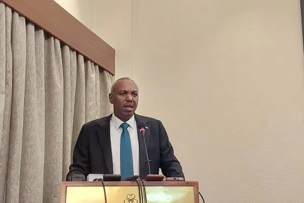 رئيس وفد التفاوض في «قوات الدعم السريع» عمر حمدان خلال مؤتمر صحافي بنيروبي يوم 18 نوفمبر (الشرق الأوسط)