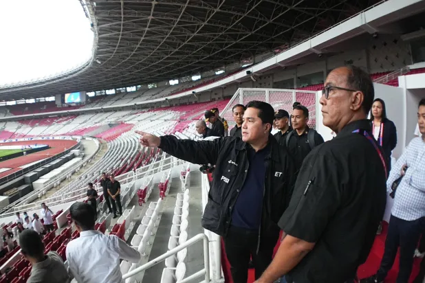 توهير خلال تفقده ملعب المباراة التي ستجمع إندونيسيا والسعودية الثلاثاء (حساب توهير الشخصي)