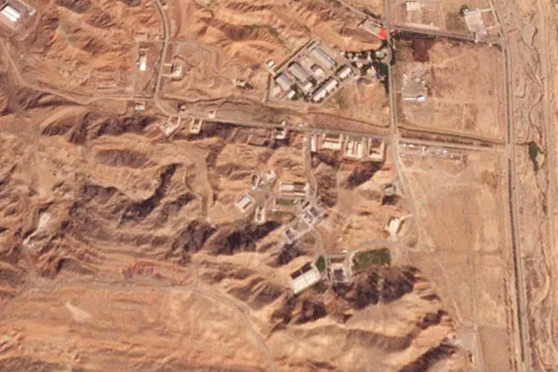 صورة التُقطت بالأقمار الاصطناعية تظهر منشأة صب محركات الصاروخ «بارشين» في أعقاب ما قال باحث أميركي إنها غارة جوية إسرائيلية أصابت مبنى كان جزءاً من برنامج تطوير الأسلحة النووية الإيراني خارج الخدمة بالقرب من طهران (رويترز)