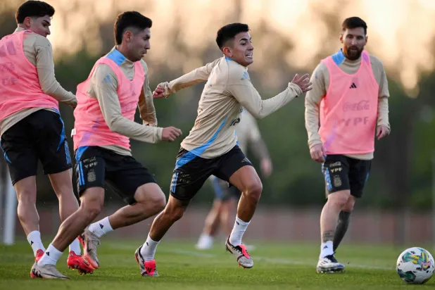 جانب من تدريبات المنتخب الأرجنتيني (أ.ف.ب)