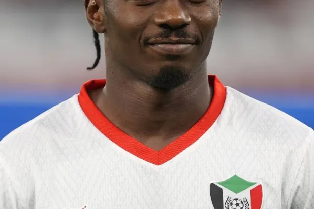 محمد عبد الرحمن لاعب المنتخب السوداني (الشرق الأوسط)