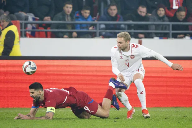 الصربي ميتروفيتش يتعثر في إحدى الهجمات ضد المرمى الدنمركي (إ.ب.أ)