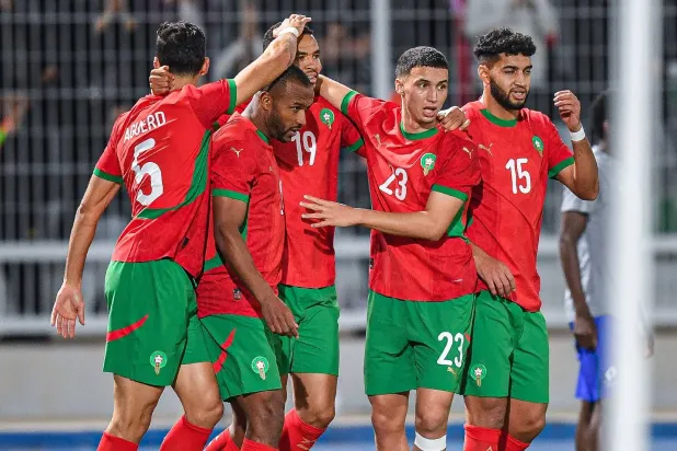 لاعبو المغرب يحتفلون بأحد أهدافهم في شباك ليسوتو (الشرق الأوسط)