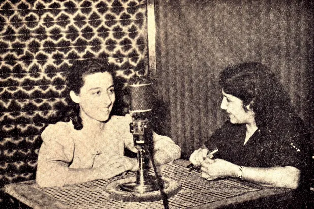 فيروز تتحدّث إلى إنعام الصغير في محطة الشرق الأدنى نهاية 1951 (أرشيف محمود الزيباوي)