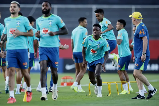 البرازيل تعود إلى ملعب فونتي نوفا لاستضافة ضيف ثقيل هو منتخب أوروغواي (رويترز)