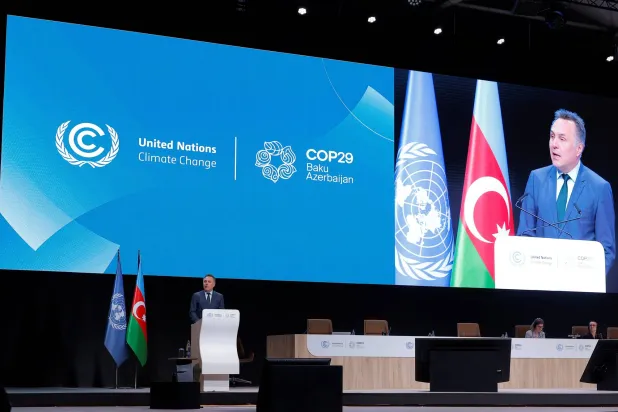 وزير المناخ والبيئة النرويجي توري ساندفيك يلقي بياناً خلال مؤتمر الأمم المتحدة لتغير المناخ (COP29) في باكو 19 نوفمبر 2024 (رويترز)