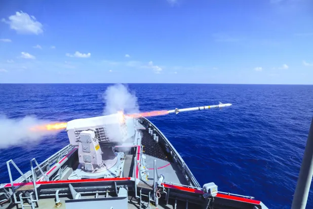 السفينة الحربية الألمانية المشاركة في «يونيفيل» تطلق صواريخ خلال تدريبات قرب جزيرة كريت الشهر الماضي (أرشيفية - د.ب.أ)