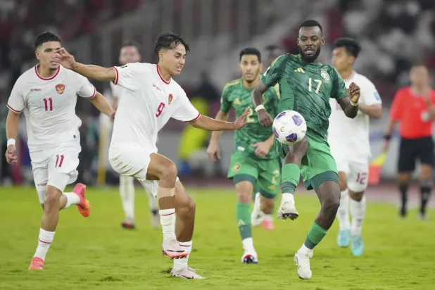 حسان تمبكتي خلال مباراة السعودية وإندونيسيا (أ.ب)