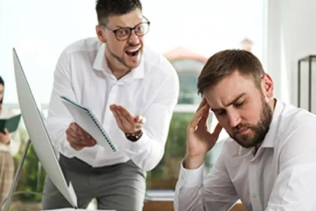 نظام العمل الهجين يخفف الضغوط على الموظفين (بابليك دومين)