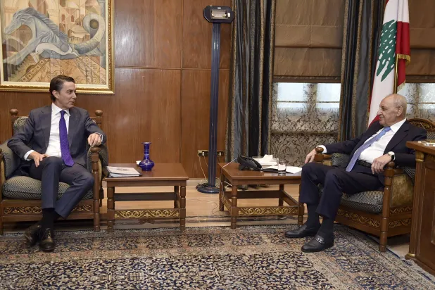 المبعوث الأميركي آموس هوكستين مجتمعاً مع رئيس البرلمان نبيه بري (د.ب.أ)