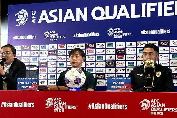 شين يونغ ومارسيلينو فردينان خلال المؤتمر الصحافي (الشرق الأوسط)