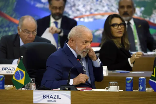 الرئيس البرازيلي لولا دا سيلفا في اليوم الأخير من القمة (إ.ب.أ)
