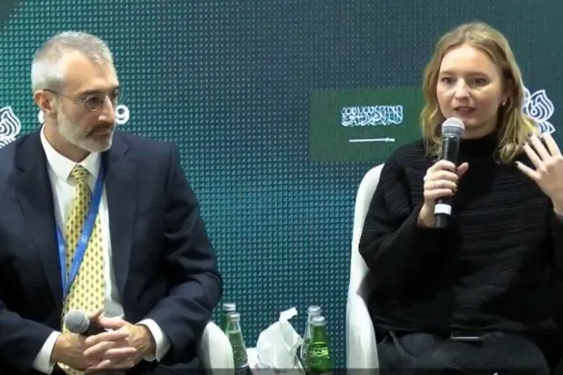 متحدثان خلال جلسة نقاش في الجناح السعودي ضمن «كوب 29» (الشرق الأوسط)