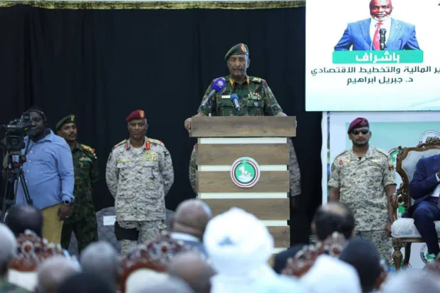 قائد الجيش السوداني عبد الفتاح البرهان يخاطب حضور مؤتمر اقتصادي في مدينة بورتسودان اليوم الثلاثاء (الجيش السوداني)