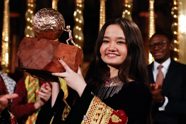 نيلا إبراهيمي ناشطة في مجال حقوق الفتيات الأفغانيات تفوز بجائزة السلام الدولية للأطفال (أ.ف.ب)